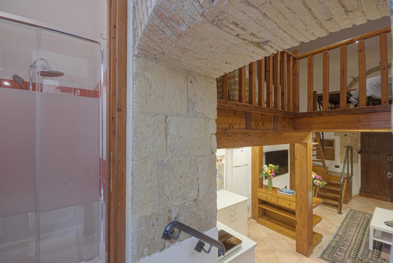 Right House - Small Garden In Old Town - Historical Castle District كالياري المظهر الخارجي الصورة